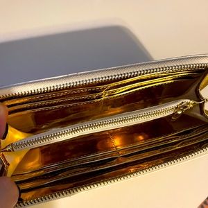 Hogwarts wallet bought from Universal Studios Orlando. Used 2-3 times.